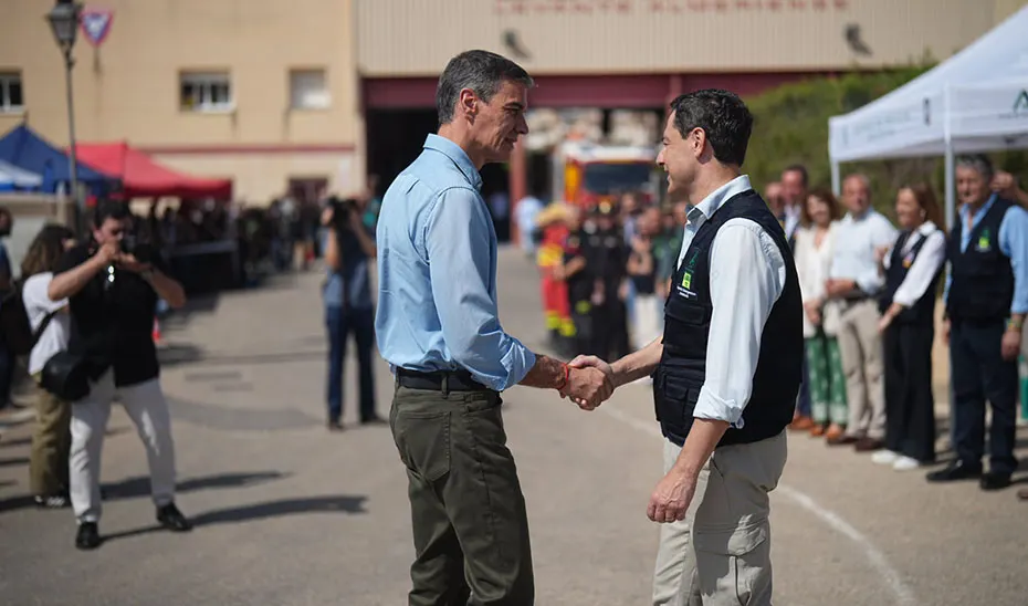 The president of the Junta, Juanma Moreno, greets the president of the Government, Pedro Sánchez, at the advanced command post of the Los Gallardos fire.