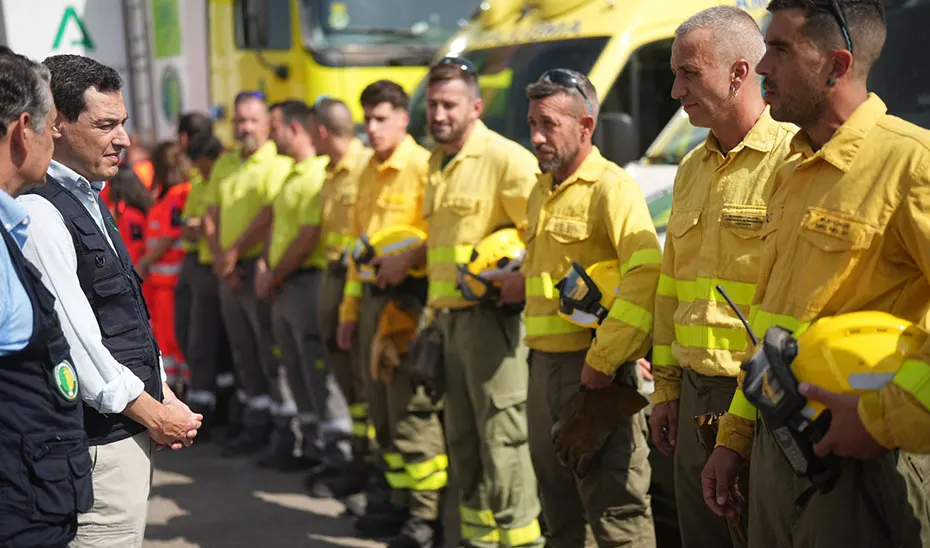 Juanma Moreno, along with members of Infoca who participated in the Los Gallardos fire.