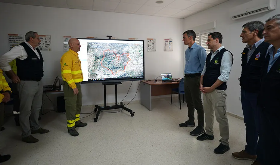 The president of the Junta and the president of the Government listen to the Infoca head explaining the situation of the fire.